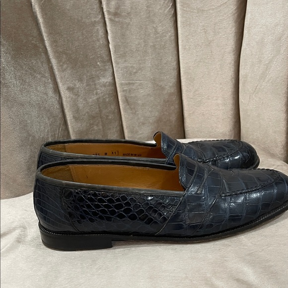 Black Crocodile Pattern Loafers main image 5
